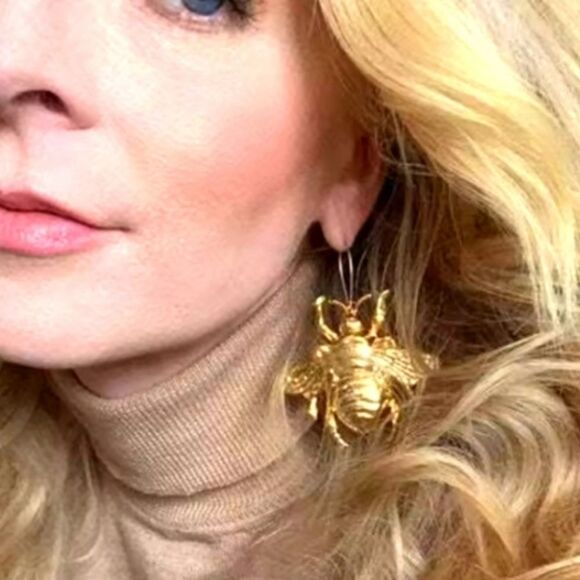 New ZARA Gold bee statement earrings - Picture 2 of 8